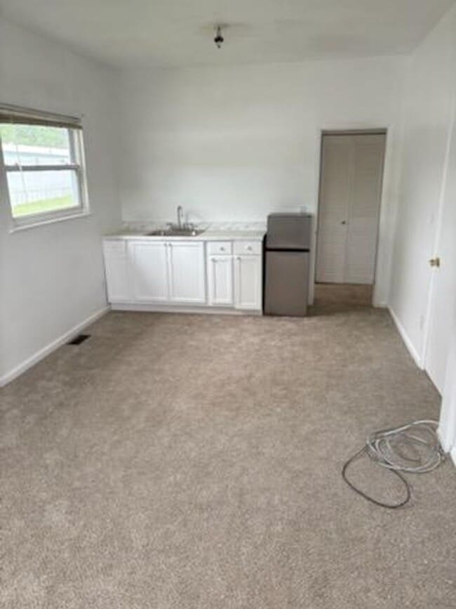 Building Photo - Newly Remodeled Studio