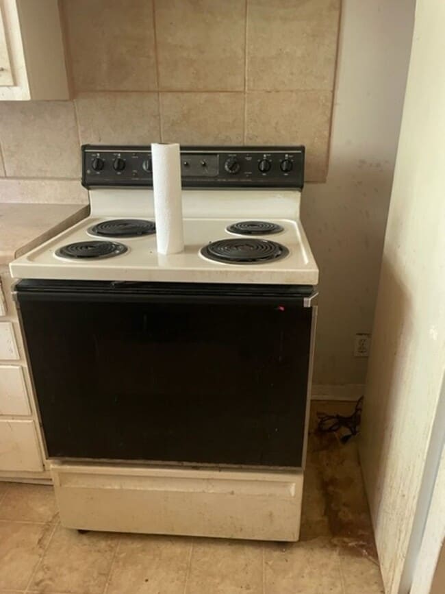 Building Photo - Three Bedroom One bathroom home for Rent