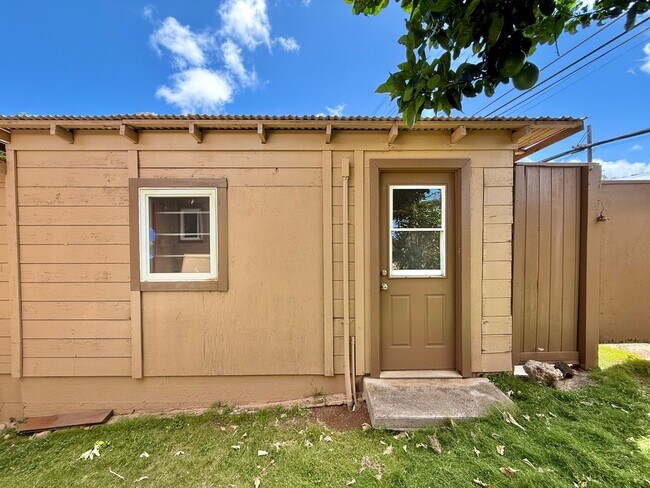 Building Photo - 3 Bedroom / 2 Bathroom Home with large yar...