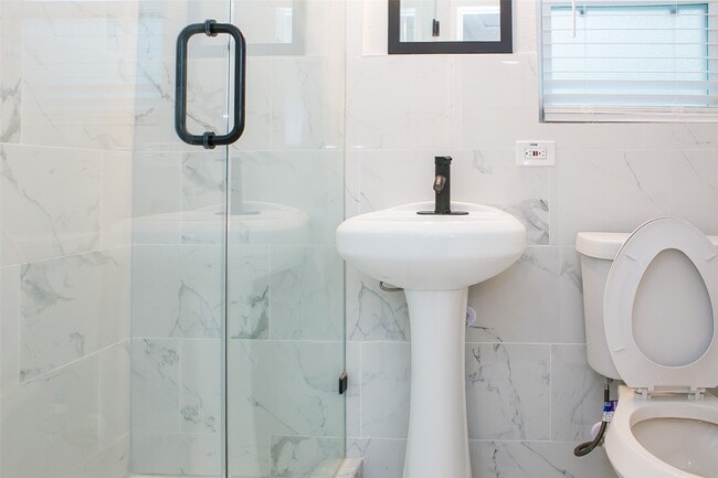 Building Photo - 2301 Albans Rd