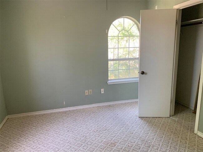 Building Photo - 4722 Woodside St