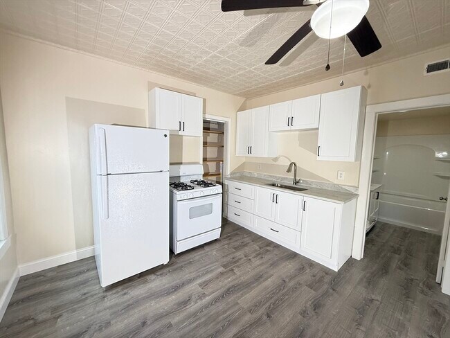 Building Photo - 227 White St