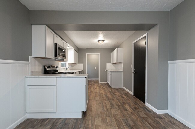 Building Photo - SOUTH SPRINGFIELD HOME (Kickapoo and Cherokee Schools) -- 3 Bed | 1.5 Bath | 2 Car Garage -- LARG...