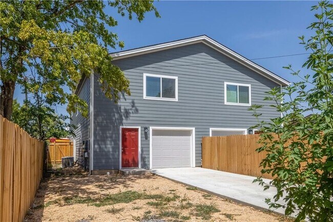 Building Photo - 214 Lizzie St