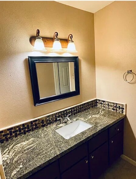 Building Photo - 2446 E 5th Pl