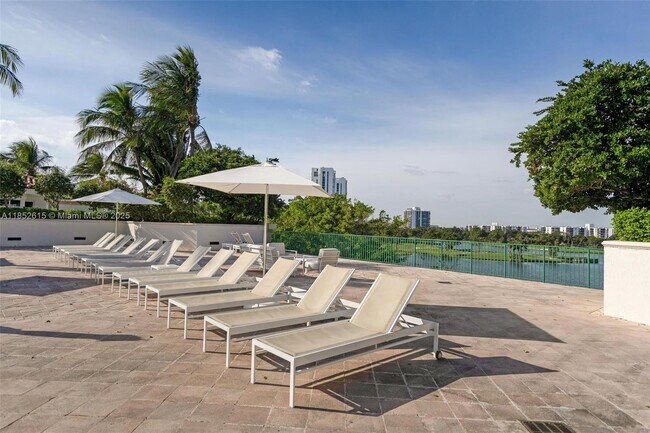 Building Photo - 20000 E Country Club Dr