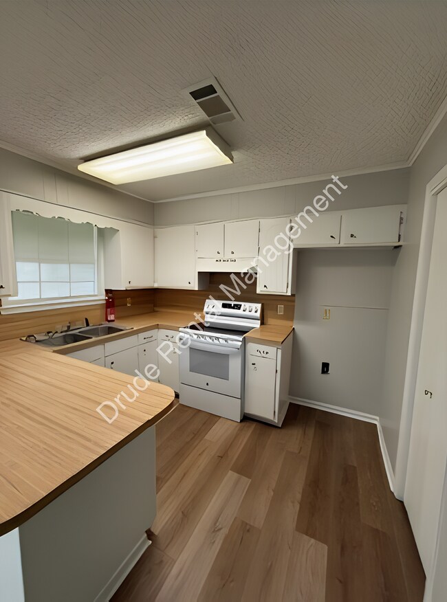 Building Photo - Quiet Country Living