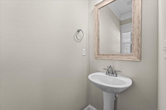 Building Photo - 1071 Linsmore Ave