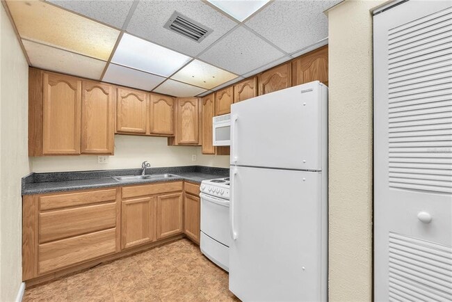 Building Photo - 801 Russell Ln