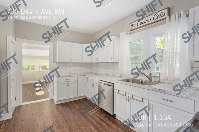 Building Photo - 735 Davis Ave NW