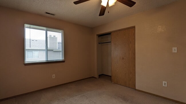 Building Photo - 2 bed 1 Bath Townhome Available Now