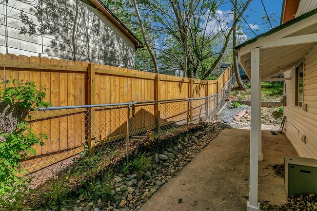 Building Photo - 321 Melody Cir