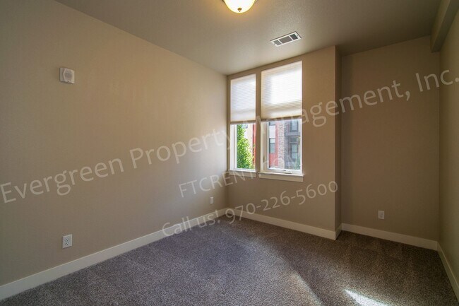Building Photo - 2715 Iowa Dr