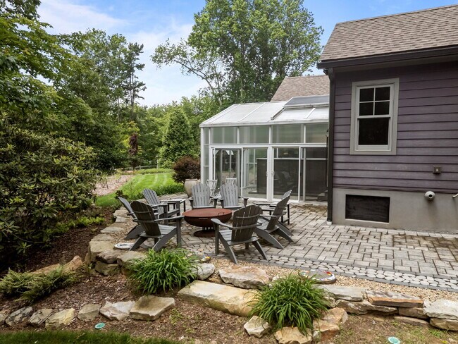 Building Photo - Charming Furnished Estate with Full-Servic...