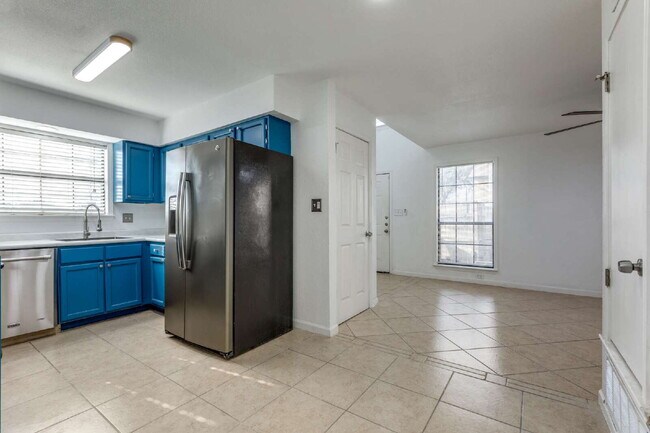 Building Photo - Beautiful two bed/1.5 bath in the heart of Alamo Heights