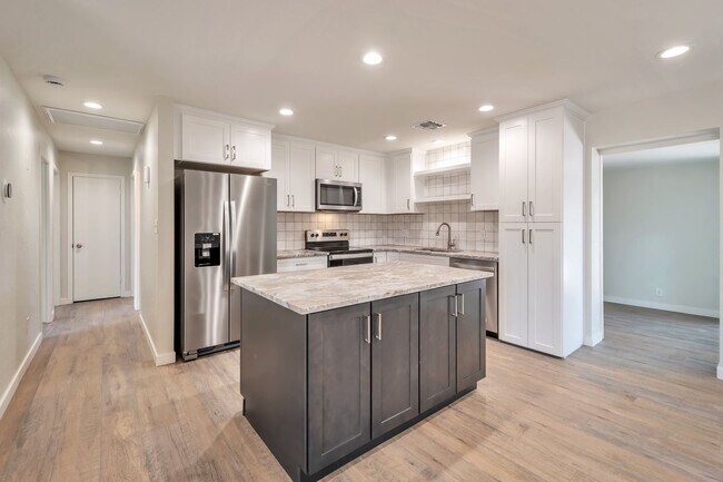 Building Photo - Amazing house on huge lot near ASU