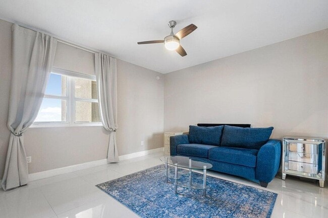 Building Photo - 2650 Lake Shore Dr