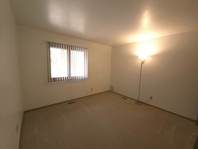 Building Photo - AVAILABLE NOW! 2 Bedroom Plus Loft with co...