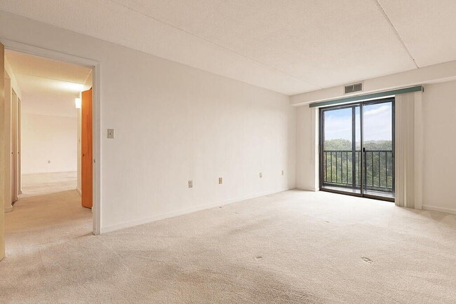 Building Photo - 100 High St