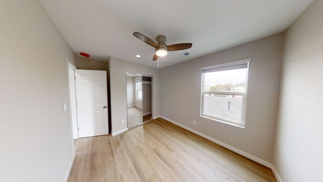 Building Photo - 5119 E Falls View Dr
