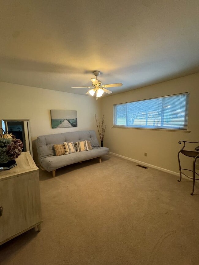 Building Photo - Single story golf course home across the street from the lake! Enjoy Lake of the Pines living!