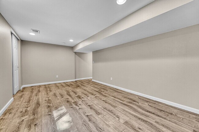 Building Photo - $1,300.00, 1 bed, 1 bath, located in Denver.