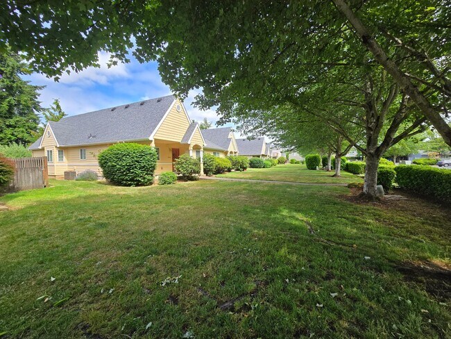 Building Photo - Spacious Condo off Coburg