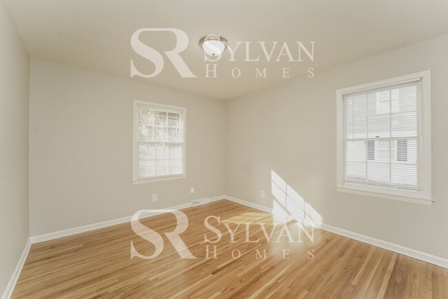 Building Photo - Feel welcome and comfortable in this charming home