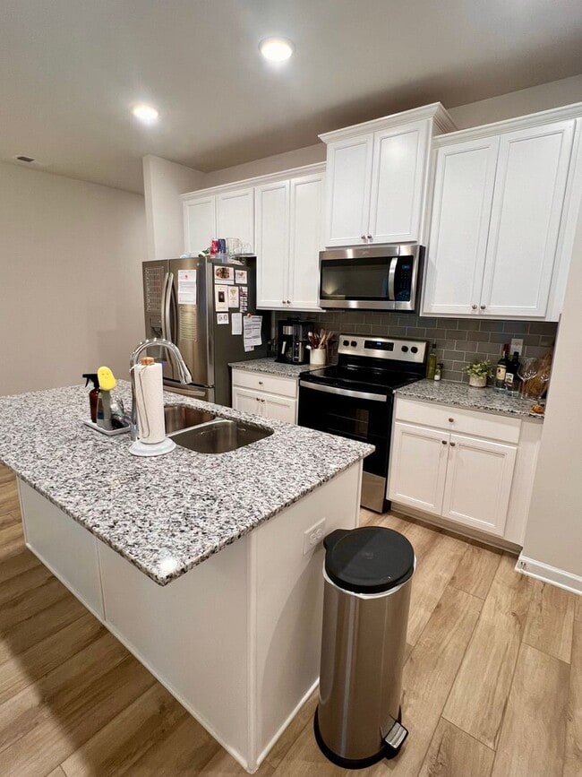 Building Photo - 3 Bedroom Townhome in Oakwood!