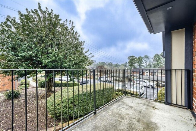 Building Photo - 6851 Roswell Rd