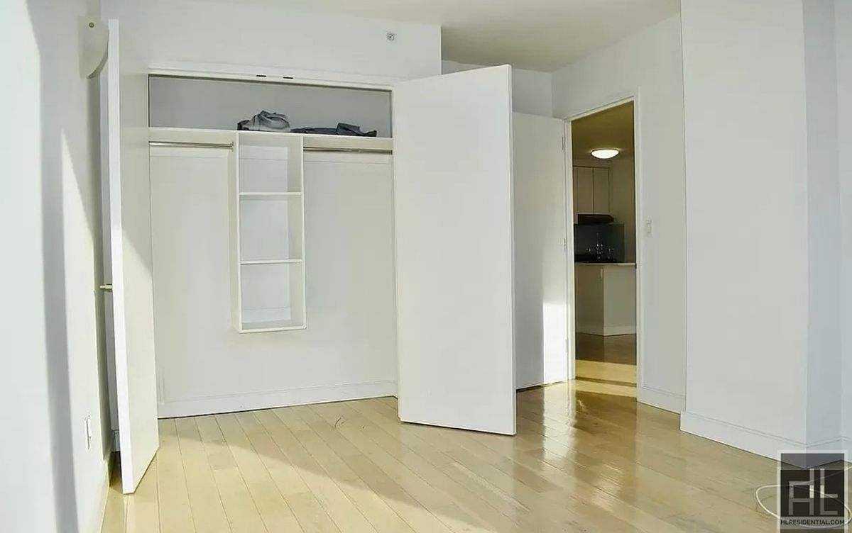Building Photo - Stunning rent stabilized 1 bedroom with private balcony, onsite laundry, gym & roof deck