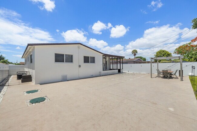 Building Photo - 7021 SW 10th Ct