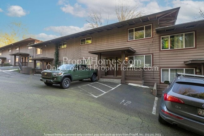 Building Photo - SW Portland Two Bedroom Condo In The Heart Of Burlingame!