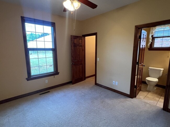 Building Photo - Spacious Family Home in Republic