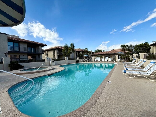 Building Photo - AVAILABLE NOW!! Upstairs 2 Bedroom 2 Bathroom Condo in Cathedral City!!