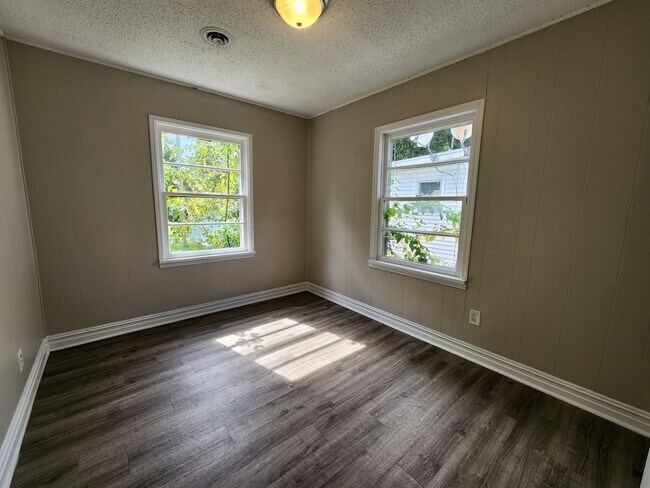 Building Photo - Spacious 2-Bedroom, 1-Bathroom Home AVAILABLE NOW!!