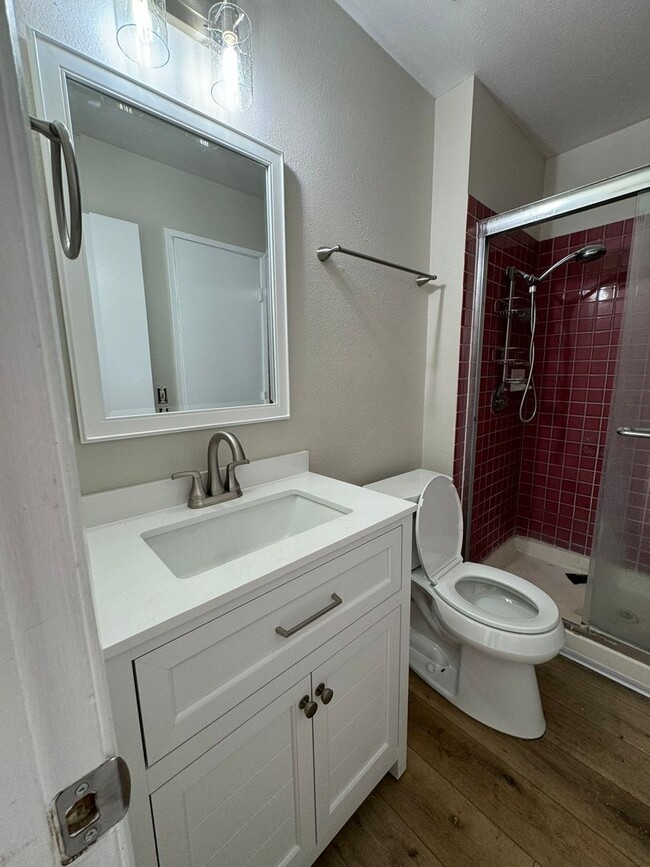 Building Photo - MOVE IN SPECIAL** Beautiful Remodeled 4BR/...