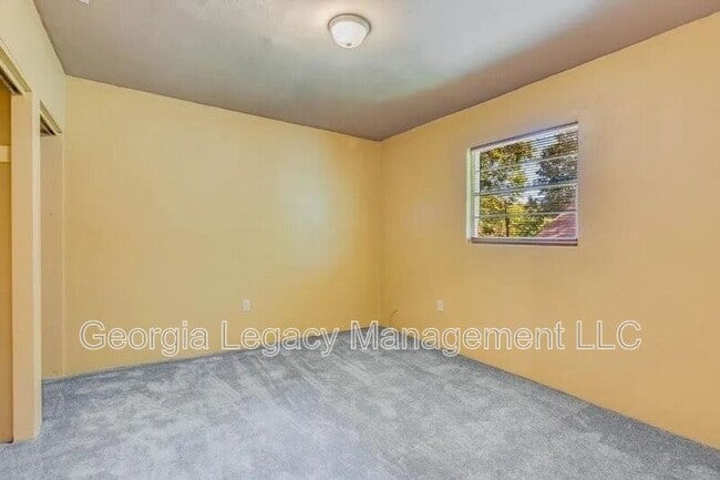 Building Photo - 65 Hughes St