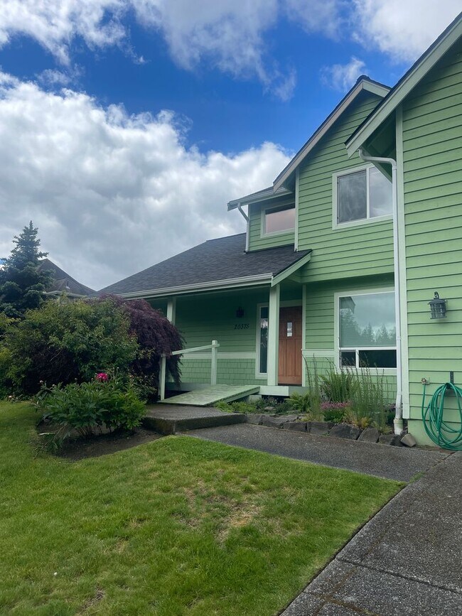 Building Photo - In town Poulsbo neighborhood large 4 bedroom now available