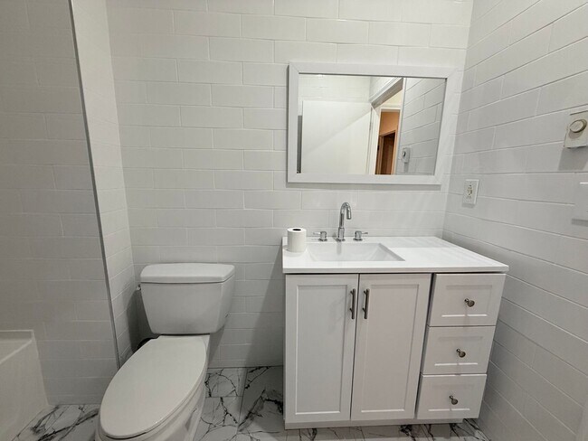 Building Photo - MISSION HILL 3 BED!!!!