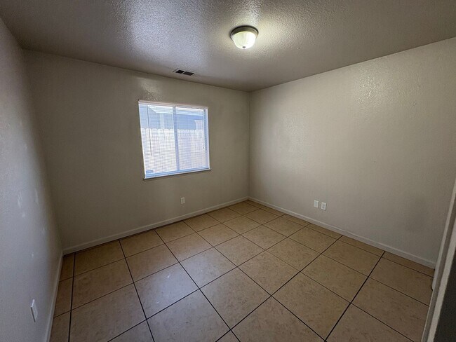 Building Photo - Cozy Home On Spacious Lot In Tulare Available Now!