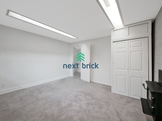 Building Photo - 6 Bed and 3 Bath Single Family Home Available Now!