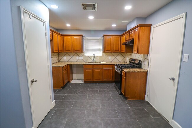 Building Photo - 1023 Aster Rd