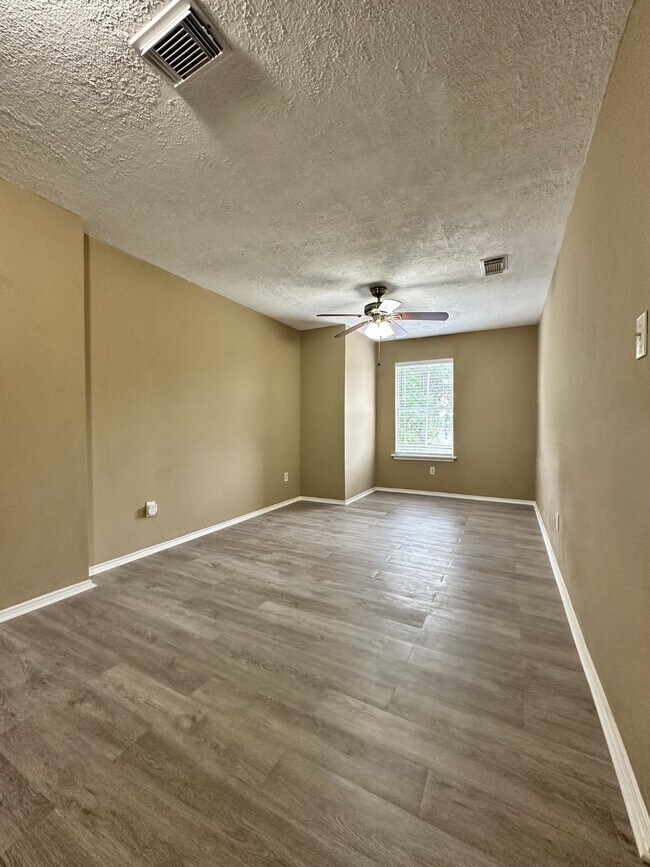 Building Photo - 6910 Bayou Crest Dr