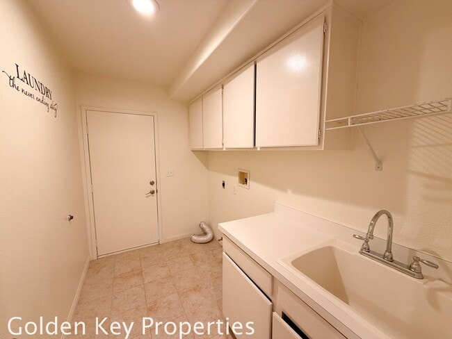 Building Photo - Move-in ready 4 bedroom / 3 bathroom home in Oceanside!