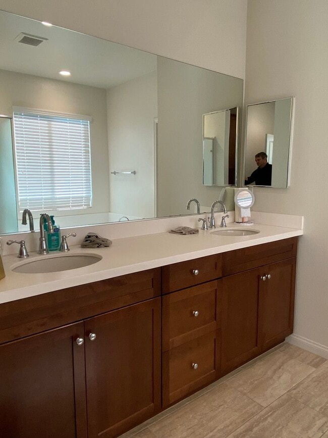 Building Photo - Large & Newer 4 Bedroom/3 Bath House in Sea Glass and Blue Strand Community