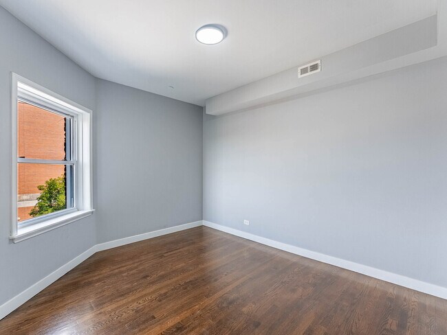 Building Photo - 7630 N Marshfield Ave