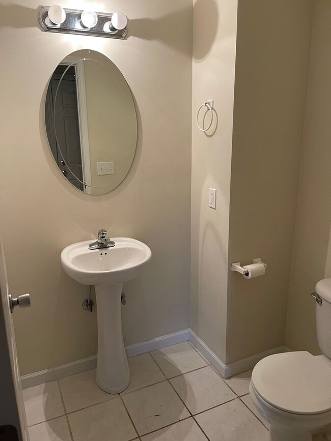 Building Photo - 2 Bdrm/1 Full & 2 Half Bath Condo ? Gray/J...