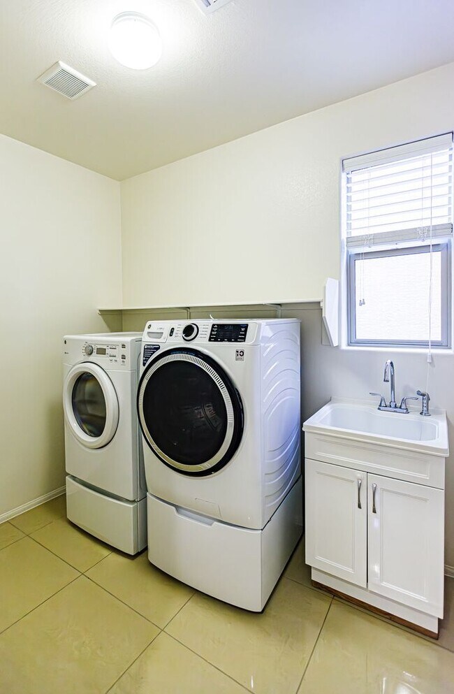 Building Photo - 4 Bedroom home located in Mountain's Edge