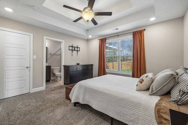 Building Photo - 833 Lutz Ln